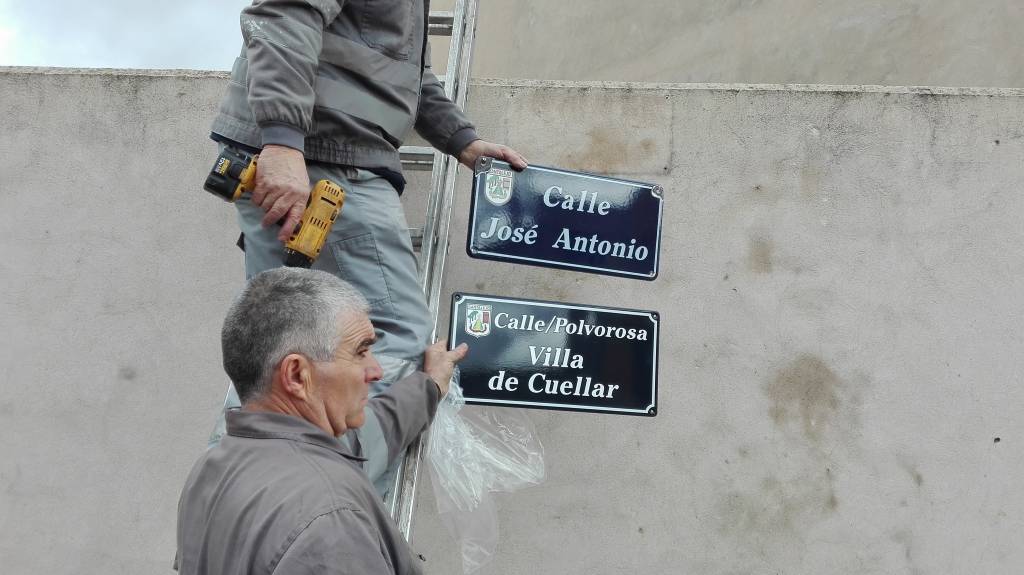 Dos operaris canvien la placa d'una calle amb un nom que apel·la la dictadura franquista espanyola