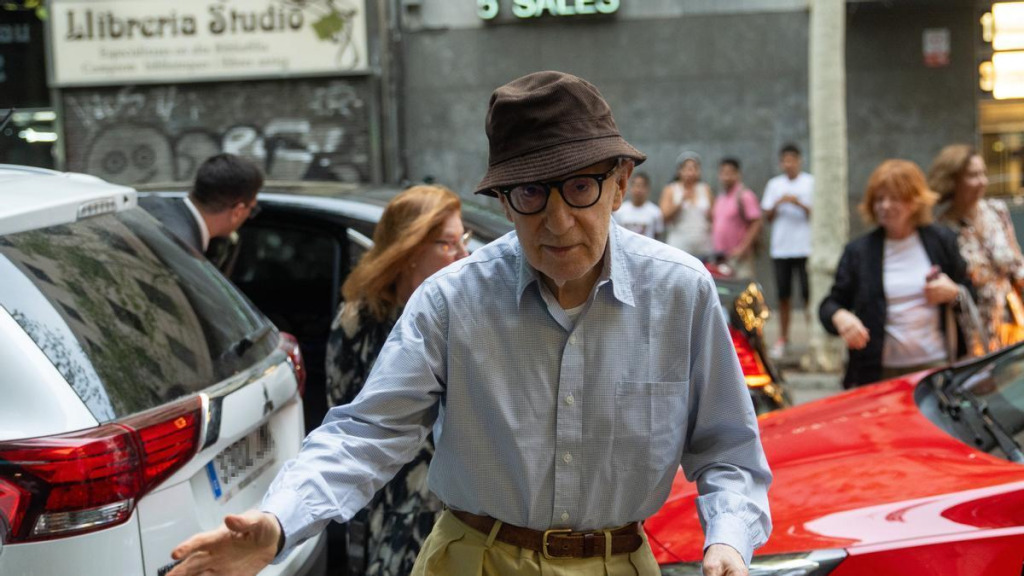 Woody Allen arribant als cinemes Aribau de Barcelona per a l'estrena de la seva última pel·lícula, 'Cop de sort', el passat mes de setembre.