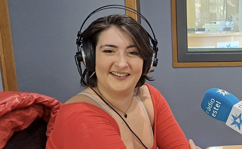 Elena Escorcia, exconcursant d'Eufòria, als estudis de Ràdio Estel.