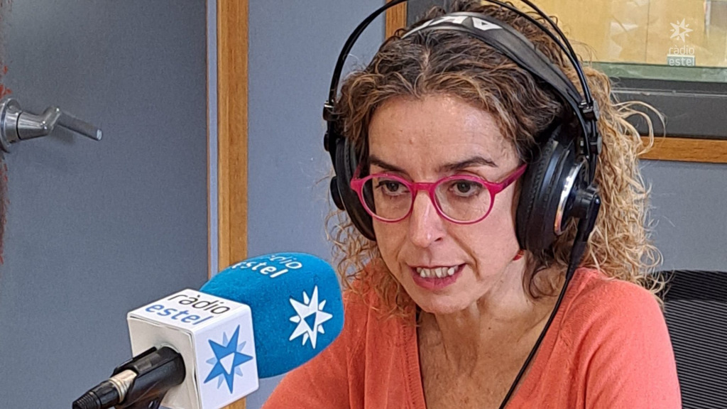 La periodista Mònica Bernabé, a Ràdio Estel