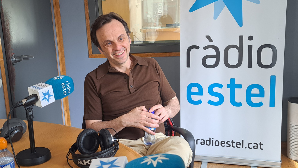 El director Iván Morales, als estudis de Ràdio Estel