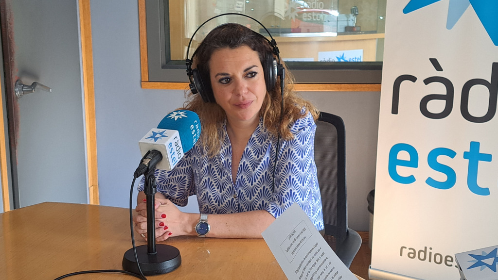 La socialista Laura Ballarín als estudis de Ràdio Estel