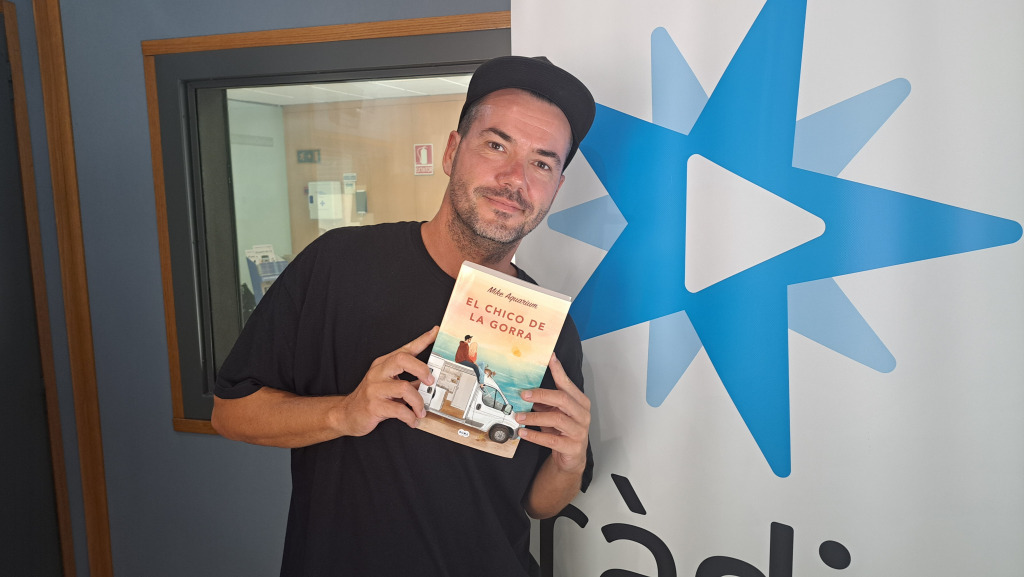 Mike Aquarium amb la seva novel·la, 'El chico de la gorra' | RÀDIO ESTEL