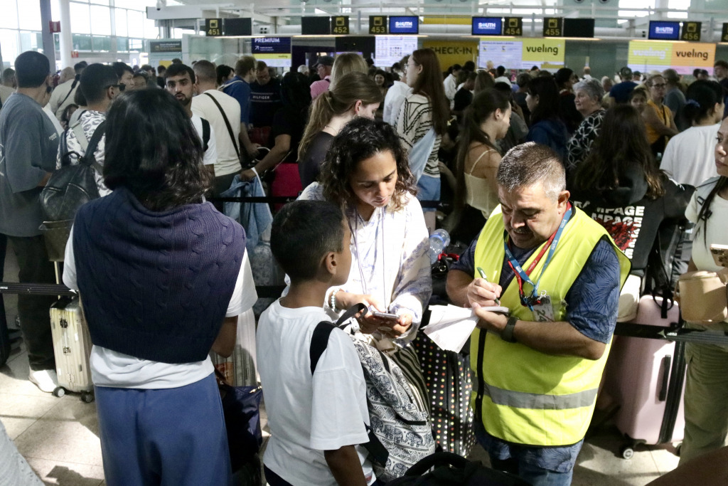 Personal de l'aeroport d'el Prat fa targetes d'embarcament manuals als passatgers | ACN