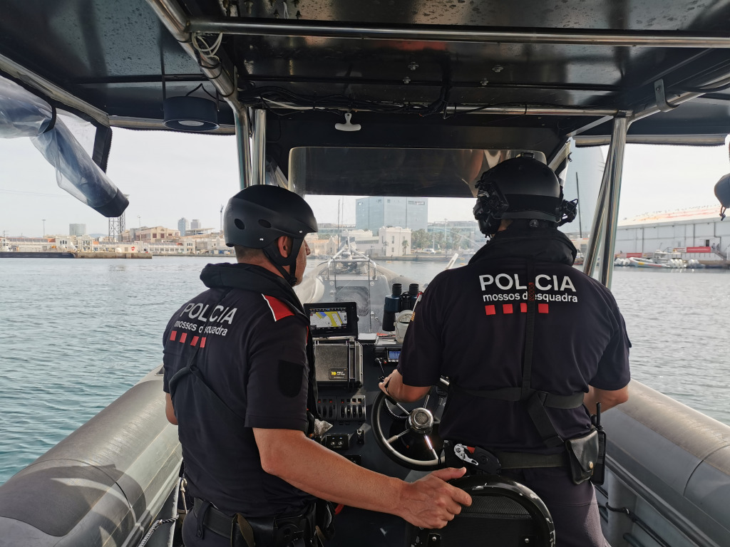 La Thalassa, la narcollanxa requisada pels Mossos d'Esquadra que ara fan servir per patrullar pel port de Barcelona | PAU MASSIP