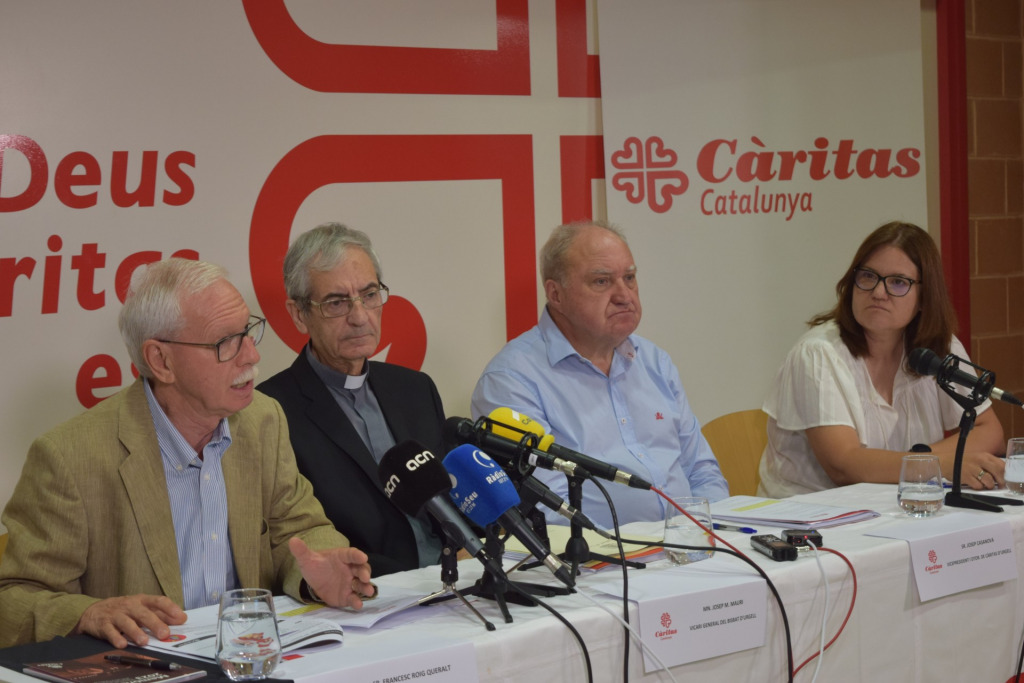Presentació de la memòria anual 2023 de Càritas Catalunya. Francesc Roig, president de Càritas Catalunya, el primer començant per l'esquerra / Font: Càritas Catalunya